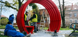 Skwer Praw Kobiet: trwa montaż poidełka i kurtyny wodnej