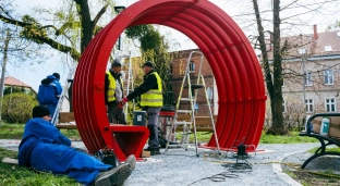 Skwer Praw Kobiet: trwa montaż poidełka i kurtyny wodnej