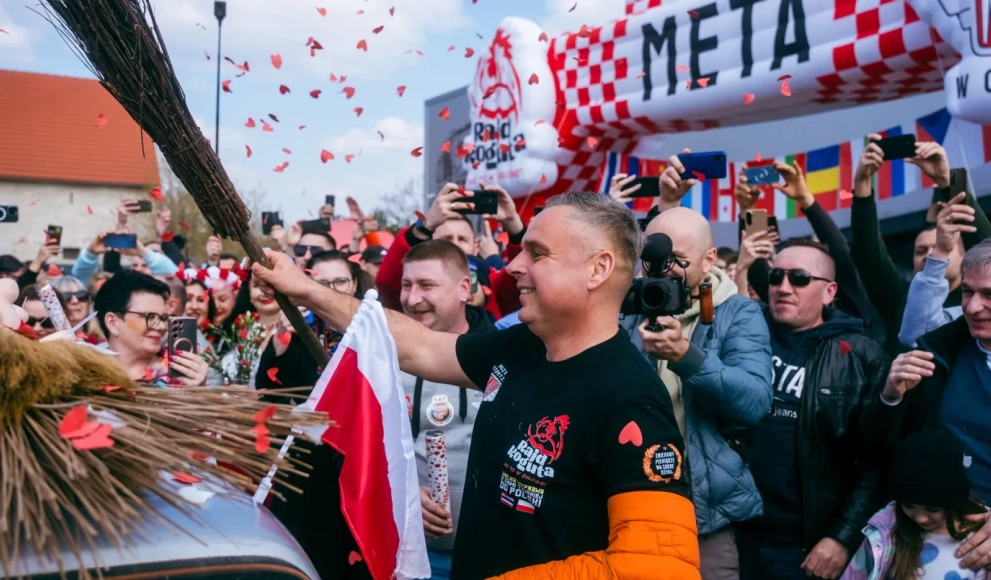 43 dni, 17 000 km i trzy klasyki. Niezwykła wyprawa dotarła do Oławy [ZDJĘCIA]