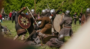 Miecze, ogniska i dawni wojowie. Jubileuszowy Piknik Historyczny w Ryczynie