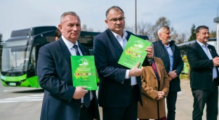 Elektryczna rewolucja w powiecie oławskim. Dziesięć nowych autobusów już na trasach