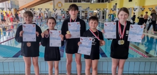 Pływacy MKS Swim Academy Termy Jakuba z medalami i rekordami życiowymi