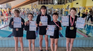 Pływacy MKS Swim Academy Termy Jakuba z medalami i rekordami życiowymi