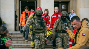 Atak, zakładnicy i antyterroryści w akcji. Realistyczne ćwiczenia służb
