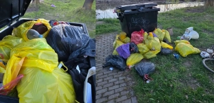 Sterta śmieci przy skateparku w Bystrzycy. - Masz czas do jutra, inaczej zostajesz gwiazdą internetu