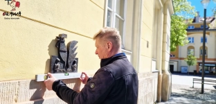 Kogut dla złotych serc już jest na oławskim Ratuszu