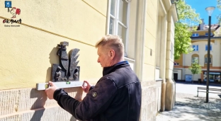 Kogut dla złotych serc już jest na oławskim Ratuszu