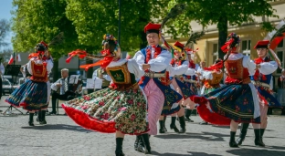 Święto Konstytucji 3 Maja. Wspólny polonez pod ratuszem [ZDJĘCIA]