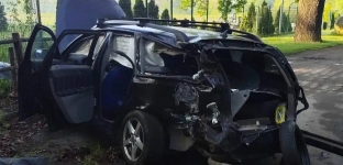 Volvo uderzyło w barierę mostową, pasażerowie trafili do szpitala