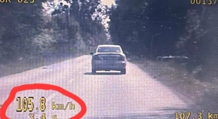 Pędził 105 km/h przez Brzezinki. 26-latek stracił prawo jazdy
