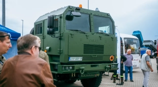 Miliony dla JELCZA. Spółka podpisała aneksy, a wojsko zamówi tysiące nowych ciężarówek