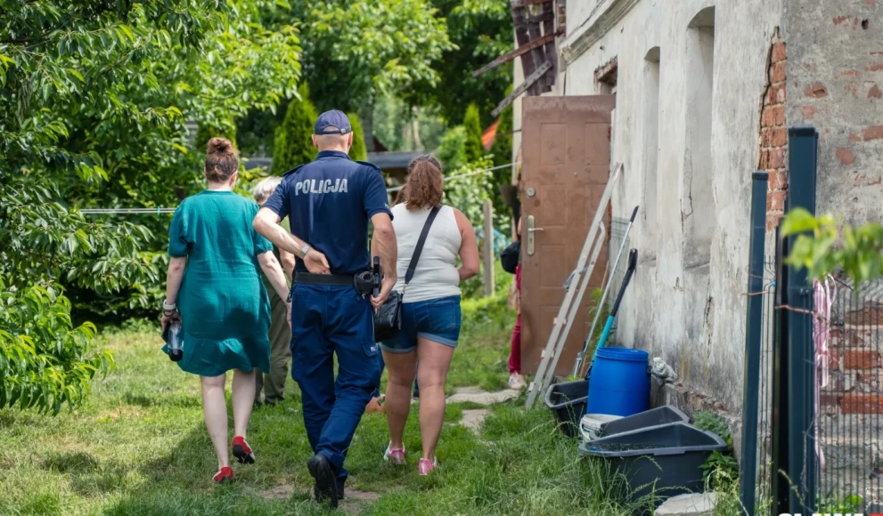 Nowy Dwór: Cztery psy w domu i kontrola służb