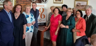 Spotkali się 50 lat po maturze. Rocznik 1976 oławskiego LO znów razem