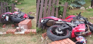 Wjechał motocyklem w ogrodzenie i uderzył głową w betonowy słupek. Mężczyzna trafił do szpitala