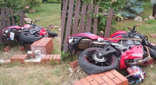 Wjechał motocyklem w ogrodzenie i uderzył głową w betonowy słupek. Mężczyzna trafił do szpitala