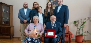 Teresa i Jan Kożak odebrali medale za długoletnie pożycie małżeńskie