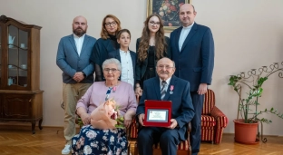 Teresa i Jan Kożak odebrali medale za długoletnie pożycie małżeńskie