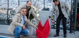 Krasnal i kogut ramię w ramię. Nowa figurka przed muzeum WENA