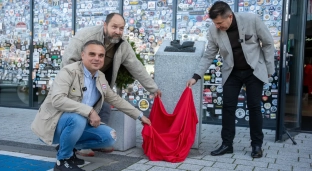 Krasnal i kogut ramię w ramię. Nowa figurka przed muzeum WENA