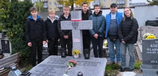 Oława pamięta o bohaterach. Młodzież uporządkowała ich groby przed Wszystkimi Świętymi
