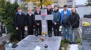 Oława pamięta o bohaterach. Młodzież uporządkowała ich groby przed Wszystkimi Świętymi