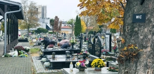 Wzmożony ruch przed oławskimi cmentarzami. Mieszkańcy przygotowują groby na Wszystkich Świętych