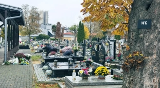 Wzmożony ruch przed oławskimi cmentarzami. Mieszkańcy przygotowują groby na Wszystkich Świętych