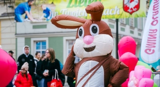 Jarmark Wielkanocny w Oławie wystartował. Rynek pełen smaków [ZDJĘCIA]