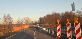 Uwaga kierowcy! Zwężenie na kolejnym moście z Janikowa do Starego Górnika