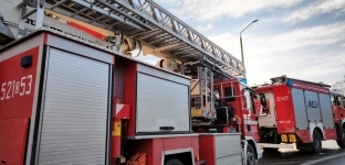 Spora plama oleju na drodze od Janikowa do Bystrzycy. Interweniują strażacy