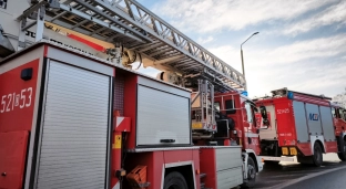 Spora plama oleju na drodze od Janikowa do Bystrzycy. Interweniują strażacy