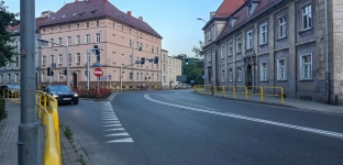 Przesunięte linie na skrzyżowaniu. Mają zmniejszyć zatory na drodze