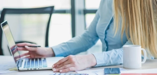 Co naprawdę robi księgowa poza fakturami? Lista obowiązków