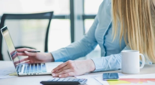 Co naprawdę robi księgowa poza fakturami? Lista obowiązków