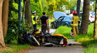 Stanowice: Czołowe zderzenie samochodu z motocyklem. Dwie osoby trafiły do szpitala