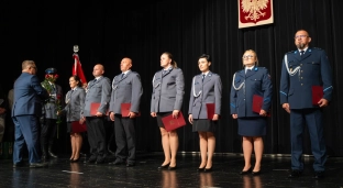 Awanse i nagrody dla policjantów. Święto Policji w Oławie [ZDJĘCIA]