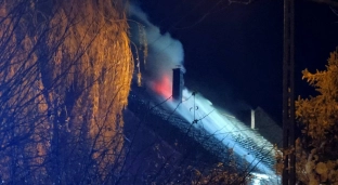 Pożar domu w Miłocicach. Strażacy walczą z ogniem