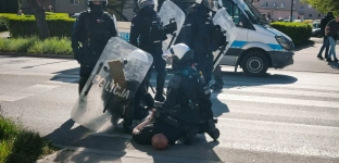 Bójka kibiców w centrum Oławy? Policja prowadzi akcję, są zatrzymania