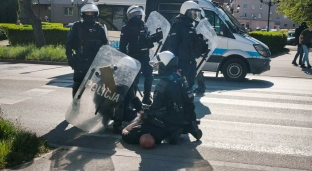 Bójka kibiców w centrum Oławy? Policja prowadzi akcję, są zatrzymania