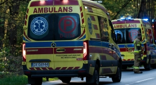 Wypadek na przejściu dla pieszych. Dwie kobiety trafiły do szpitala