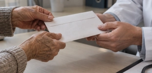 Padła ofiarą oszustwa. Seniorka straciła 26 tysięcy i biżuterię