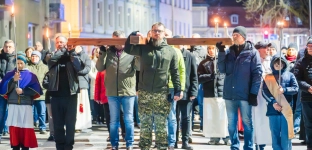 Droga Krzyżowa przeszła ulicami Oławy [ZDJĘCIA]