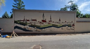 Na zabytkowym murze powstaje mural osiemnastowiecznych rycin Oławy