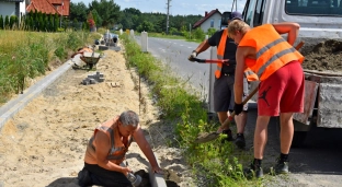 Trwa budowa chodnika przy Wójcickiej w Bystrzycy