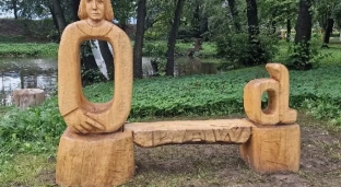 Drewniana ławka stanęła w parku miejskim