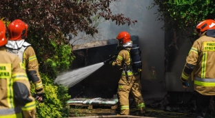 Strażacy walczą z ogniem. Pożar domu w Marcinkowicach