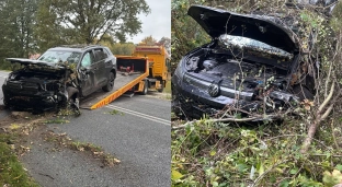 Stracił panowanie na łuku drogi. Volkswagen zderzył się z Citroenem i wjechał do rowu
