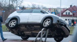 Auto zawisło na słupku. Czy to była próba parkowania?