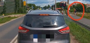 Pieszy zignorował czerwone światło i opuszczone rogatki na Wiejskiej