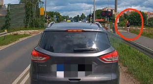 Pieszy zignorował czerwone światło i opuszczone rogatki na Wiejskiej